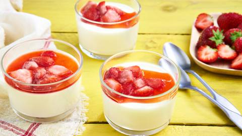Yoghurt panna cotta met aardbeien