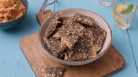Quinoa-chiazaadcrackers met hartige dip