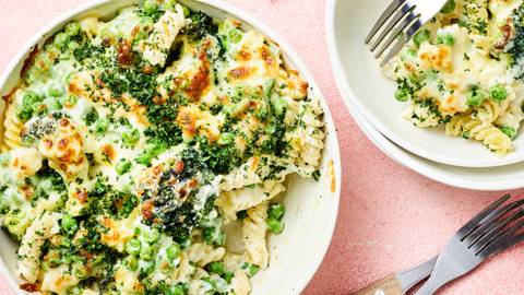 Fusilli met kaassaus, broccoli en erwtjes