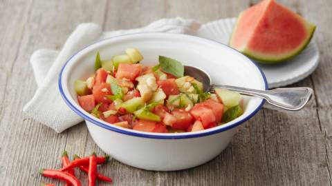 Meloensalade met tomaat en chilipeper