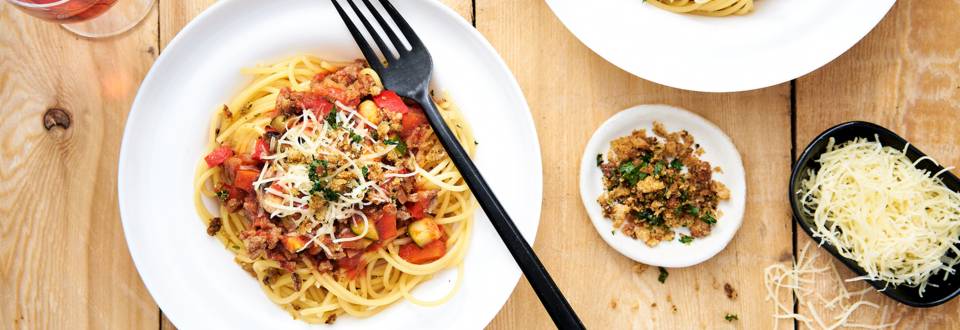 Spaghetti bolognese met crunchy topping