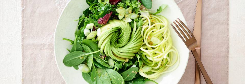 Groene salade met avocadoroos en walnotendressing
