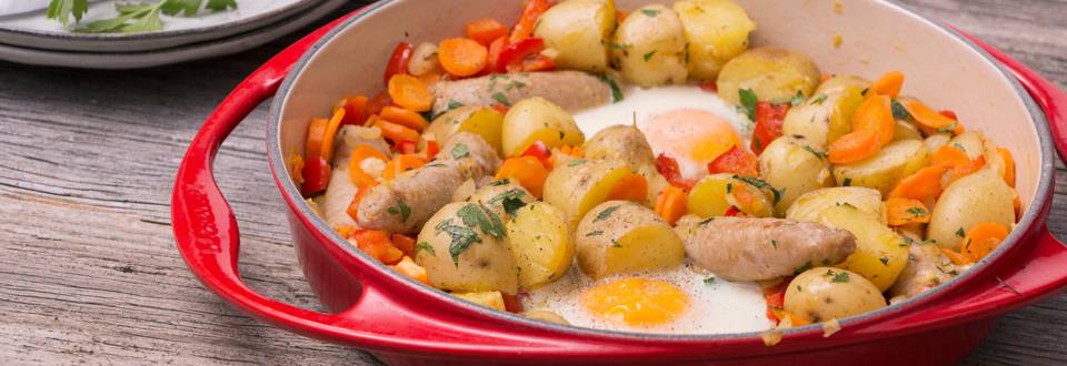 Pannetje van chipolata, aardappel en spiegelei
