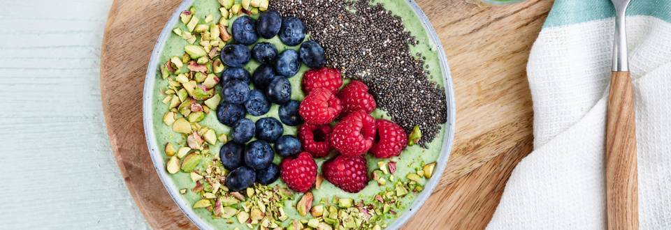 Groene smoothiebowl met quinoa en chiazaad