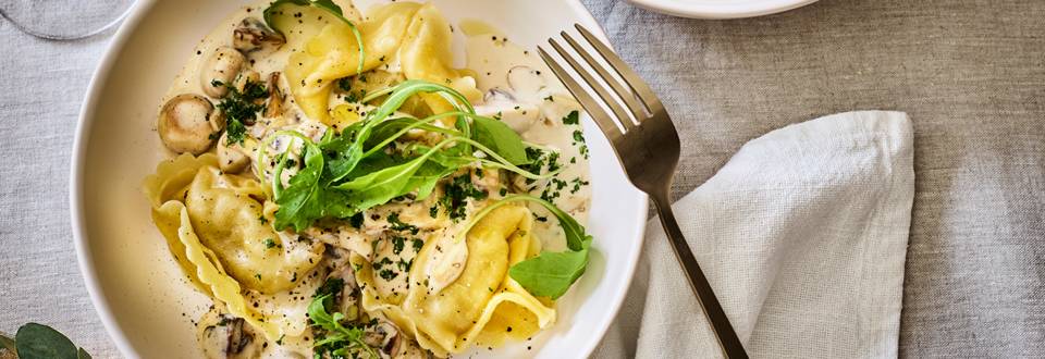 Gevulde pasta met wittewijnsaus en champignons