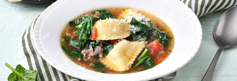 Mezzelune-soep met spinazie en gehakt