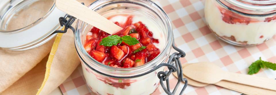 Mini aardbei-yoghurt trifle